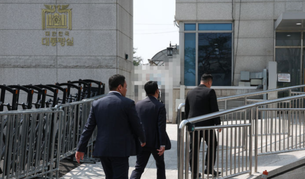 경찰 비상계엄 특별수사단이 16일 서울 용산 대통령실 압수수색을 위해 민원실 출입구로 들어가고 있다. /사진=뉴시스