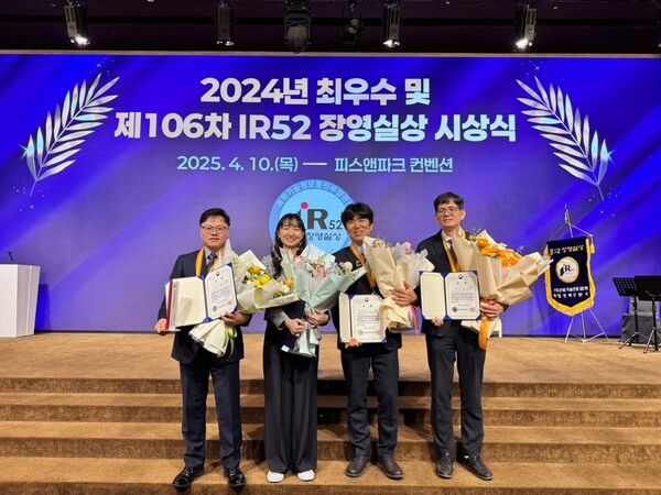 GC녹십자는 혈액제제&nbsp;‘알리글로’가 제106회&nbsp;‘IR52&nbsp;장영실상’을 수상했다고&nbsp;16일 밝혔다. (좌측부터)차경일 본부장,&nbsp;이경 팀장,&nbsp;신상민 팀장,&nbsp;강길부 팀장.