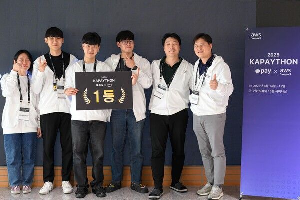 '2025 카페톤 with AWS'서 1등 팀이 기념사진을 촬영하고 있다. [사진=카카오페이](포인트경제)