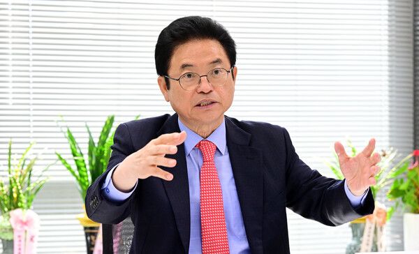 이철우 경북도지사가 15일 서울 프레스센터에서 대선 출마 포부를 밝히고 있다.