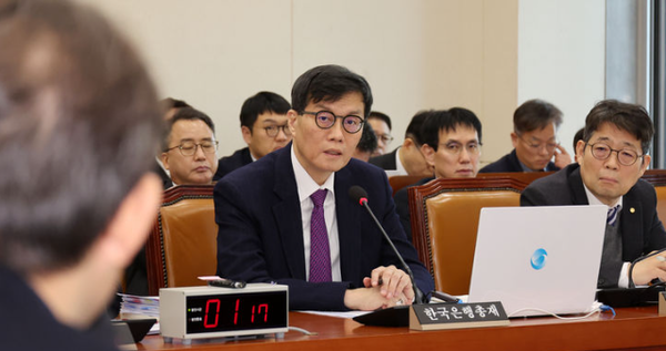 이창용 한국은행 총재가 서울 여의도 국회에서 열린 기획재정위원회 전체회의에서 의원 질의에 답변하고 있다 / 뉴시스 (포인트경제)