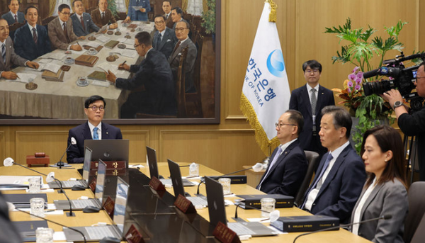 이창용 한국은행 총재가 서울 중구 한국은행 본관에서 금융통화위원회 본회의에서 발언하고 있다 / 뉴시스 (포인트경제)