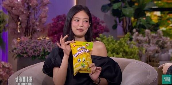 미국 유명 토크쇼에서 제니가 최애과자라며 농심의 '바나나킥'을 들고 있다. /제니퍼 허드숀 쇼 유튜브 갈무리