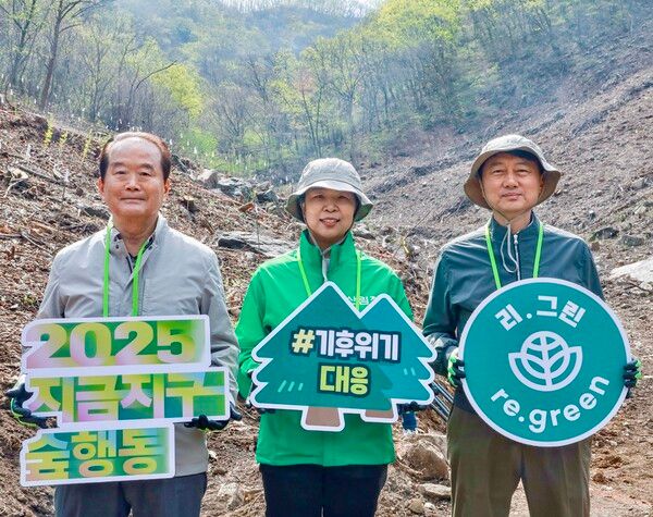 '제2호 현대백화점그룹 탄소중립의 숲'에서 장호진 현대지에프홀딩스 사장(오른쪽), 강혜영 북부지방산림청장(가운데), 허상만 사단법인 생명의숲 이사장(왼쪽)이 기념 사진을 촬영하고 있다. [사진=현대백화점그룹](포인트경제]
