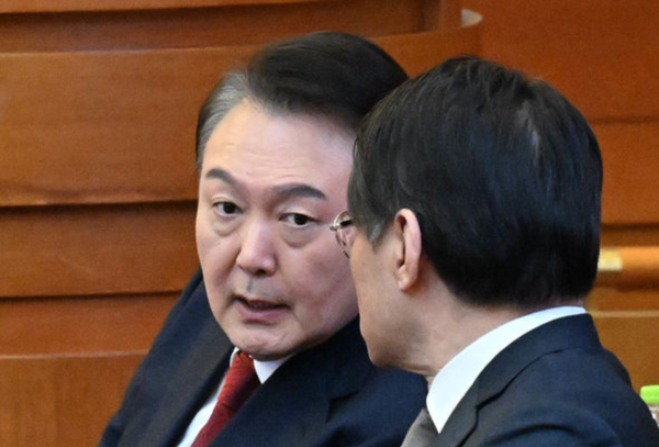 윤석열 대통령이 '윤석열 대통령 탄핵심판 7차 변론'에 출석해 변호인과 대화하고 있다. /사진=뉴시스