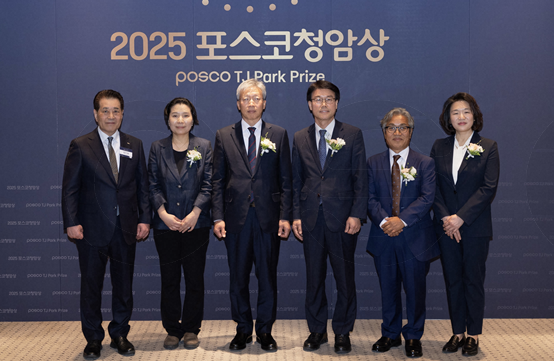 포스코청암재단이 4월 2일 포스코센터에서 제19회 2025년 포스코청암상 시상식을 가졌다. (사진 왼쪽부터) 장인화 포스코청암재단 이사장, 박문정 포스텍 교수, 김진동 레이크머티리얼즈 대표이사, 전용석 포항명도학교 교장, 이철용 사단법인 캠프 대표, 추혜인 살림의원 원장