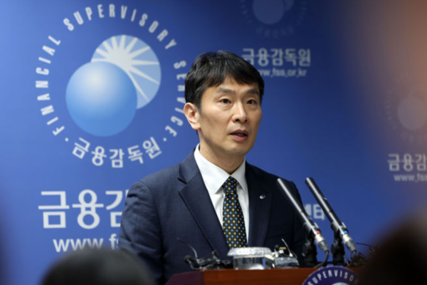 이복현 금융감독원장이 지난달 19일 오전 서울 영등포구 금융감독원에서 우리금융 경영평가등급과 홈플러스 사태, 상법 개정안 등 주요 현안에 대한 긴급 브리핑을 하고 있다. /사진=뉴시스