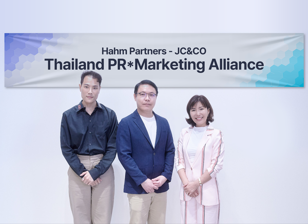 함파트너스가 태국에 지사를 설립하고 태국 현지 홍보 회사인 제이씨앤코 커뮤니케이션과 협업해 한국 기업 대상으로 태국 및 동남아시아 홍보 서비스를 본격 시작한다. (사진 왼쪽부터)제이씨앤코 커뮤니케이션 나팟 칸차나차이 매니징 디렉터,&nbsp;푸냐쿠나 타이솜 이그제큐티브 디렉터, 함시원&nbsp;함파트너스 대표이사