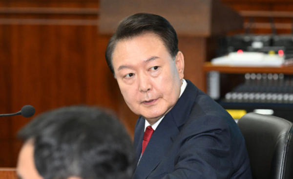 윤석열 전 대통령이 21일 서울 서초동 서울중앙지법에서 열린 내란 우두머리 혐의 형사재판 2번째 공판에 출석하고 있다. /사진=뉴시스