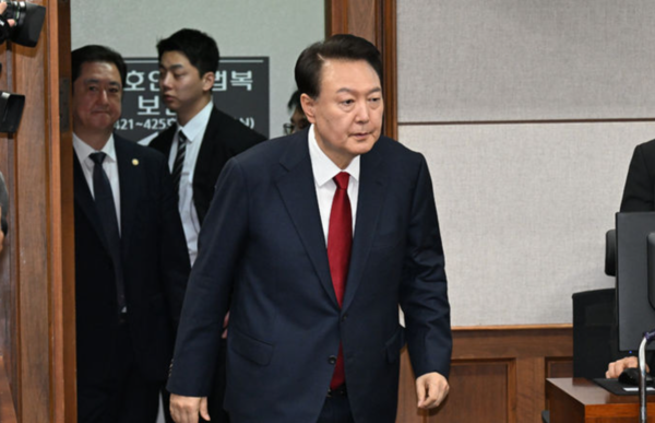 윤석열 전 대통령이 21일 서울 서초동 서울중앙지법에서 열린 내란 우두머리 혐의 형사재판 2번째 공판에 출석하고 있다. /사진=뉴시스