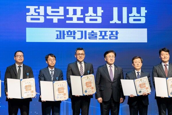 21일 서울 강남구 한국과학기술회관에서 열린 제 58회 과학의 날 기념식에서 두산에너빌리티 송용진 전략/혁신 부문장(왼쪽에서 세번째)이 과학기술 분야 포장을 수상했다.