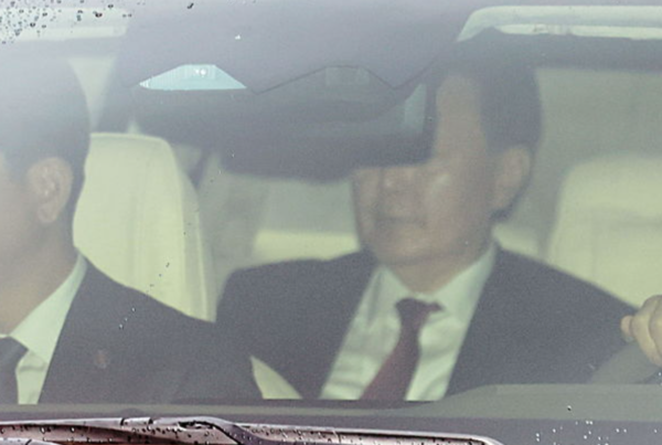 윤석열 전 대통령이 14일 서울 서초구 서울중앙지방법원에서 열린 내란우두머리혐의 재판을 마친 뒤 사저로 향하고 있다. /사진=뉴시스