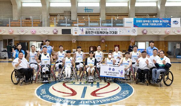 코웨이 블루휠스 휠체어농구단이 고양특례시장컵 제&nbsp;30회 홀트전국휠체어농구대회에서 우승을 차지했다.&nbsp;코웨이 블루휠스 선수들과 관계자들이 기념촬영을 하고 있다.