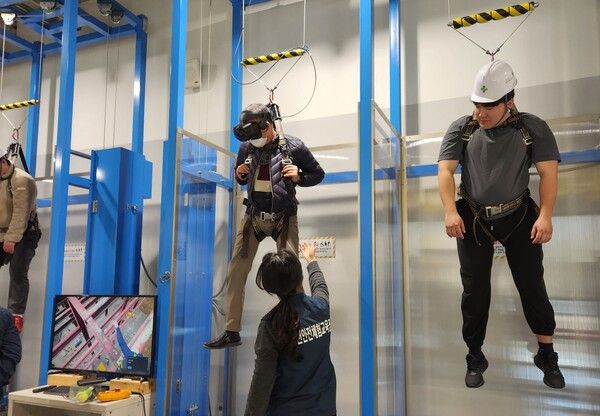 영풍 석포제련소 임직원들이 제천안전체험교육장에서 추락 체험을 하고 있다.