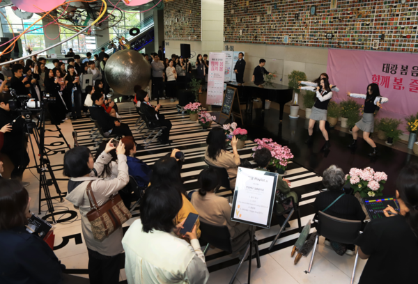 태광그룹이&nbsp;30일까지 서울 광화문 흥국생명빌딩&nbsp;1층 로비에서&nbsp;‘태광 봄 음악회&nbsp;:&nbsp;함께 봄,&nbsp;즐겨 봄’을 개최한다.&nbsp;이번 행사는 평일 점심시간을 이용해 오후&nbsp;12시&nbsp;30분부터&nbsp;1시까지 진행되며,&nbsp;지역 주민과 인근 직장인들에게도 개방된다. 사진은 한림예고 실용음악과 학생들이 22일 공연을 하는 모습. /태광그룹