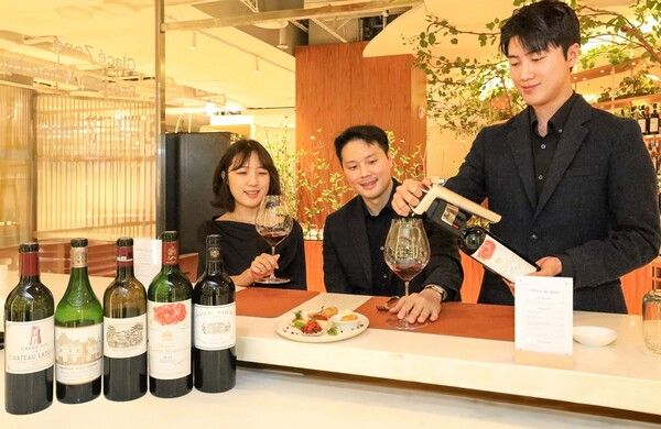 현대백화점 압구정본점 지하 1층에 위치한&nbsp;‘프리미엄 글라스 와인 바’에서 고객들이 최고급 와인에 해당하는 5대 샤토를 글라스 와인으로 즐기고 있다.&nbsp;
