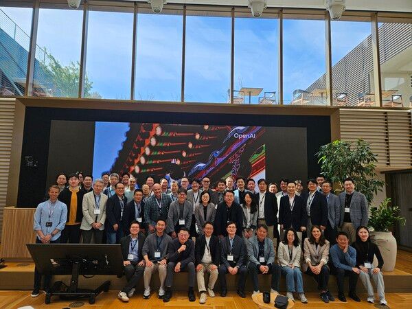 (둘째줄&nbsp;왼쪽&nbsp;다섯번째부터)&nbsp;김응석 미래에셋벤처투자 대표,&nbsp;Colin Evans(VC Partnerships at OpenAI),&nbsp;박희덕&nbsp;트랜스링크인베스트먼트&nbsp;대표,&nbsp;신혜숙 한국산업은행 부행장,&nbsp;권준희 아이엠투자파트너스 대표,&nbsp;윤희경 카익투벤처스 대표,&nbsp;맹두진&nbsp;에이티넘인베스트먼트&nbsp;사장 /한국산업은행 제공