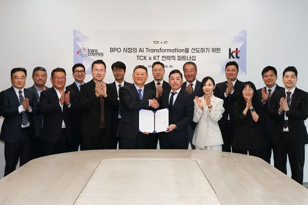 KT와 TCK 주요 관계자가 MOU 체결 후 단체 기념사진을 촬영하는 모습 /KT 제공