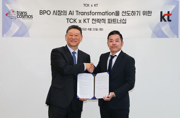 KT Enterprise부문장 안창용 부사장(왼쪽)과&nbsp;TCK&nbsp;타니 히로유키 대표가&nbsp;MOU&nbsp;체결 후 기념사진을 촬영하는 모습&nbsp;/KT 제공
