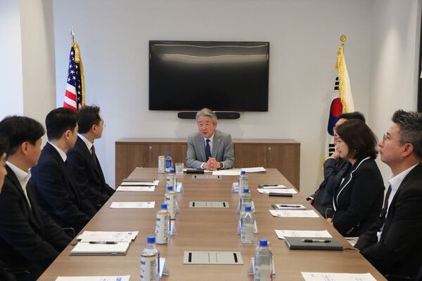 강호동 농협중앙회장은 23일(현지시간), 미국 뉴욕 맨해튼에 위치한 농협은행 뉴욕지점을 방문해 직원들과 간담회를 실시하고 있다. /농협중앙회 제공