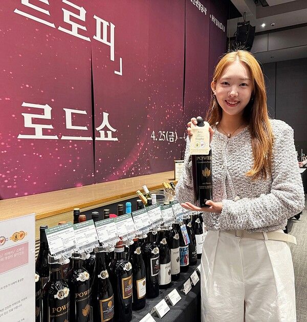 현대백화점 천호점 '아시아와인트로피 로드쇼'에서 직원이 수상 와인을 소개하고 있다. [사진=현대백화점](포인트경제)