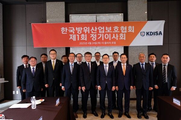 지난&nbsp;24일&nbsp;서울&nbsp;중구&nbsp;더&nbsp;플라자호텔에서&nbsp;열린&nbsp;한국방위산업보호협회&nbsp;1회&nbsp;정기이사회에서&nbsp;권형순&nbsp;SNT모티브&nbsp;대표이사(앞줄&nbsp;왼쪽&nbsp;세번째부터&nbsp;오른쪽으로),&nbsp;박재석&nbsp;SNT다이내믹스&nbsp;대표이사,&nbsp;손재일&nbsp;한화에어로스페이스&nbsp;대표이사,&nbsp;유상철&nbsp;HJ중공업&nbsp;대표이사&nbsp;등&nbsp;이사진&nbsp;및&nbsp;운영진들이&nbsp;기념촬영하고&nbsp;있다. /한화에어로스페이스 제공