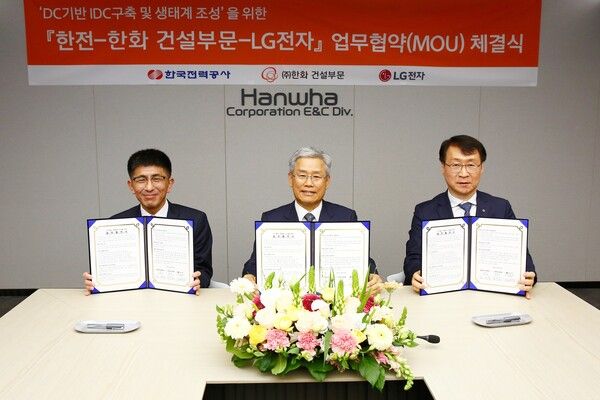 ㈜한화&nbsp;건설부문&nbsp;김승모&nbsp;대표이사(왼쪽),&nbsp;한국전력&nbsp;김동철&nbsp;사장(가운데),&nbsp;LG전자&nbsp;ES사업본부장&nbsp;이재성&nbsp;부사장(오른쪽)이&nbsp;24일 'DC&nbsp;기반&nbsp;데이터센터&nbsp;구축&nbsp;및&nbsp;생태계&nbsp;조성을&nbsp;위한&nbsp;업무협약'을&nbsp;체결하고&nbsp;기념사진을&nbsp;촬영하고&nbsp;있다. [사진=한화](포인트경제)