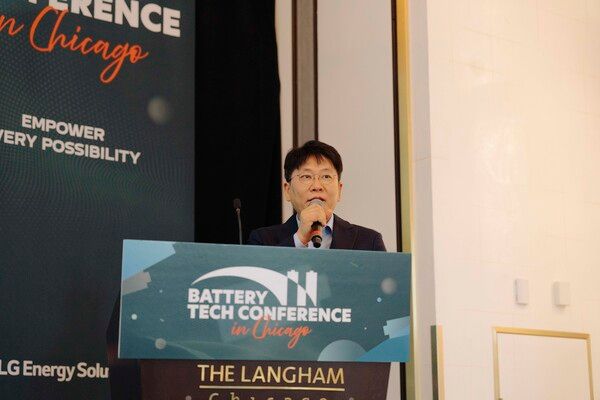 LG에너지솔루션 CEO 김동명 사장이 글로벌 인재 채용 행사 BTC in Chicago에서 발표하고 있다.