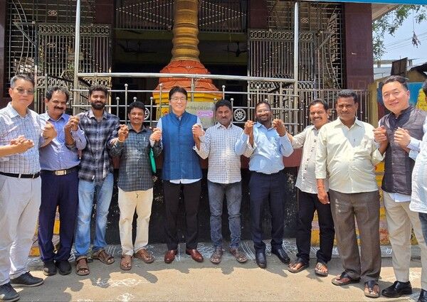 지난 22일, 인도 안드라프라데시(AP)주 비사카파트남에서 만난 LG화학 CSSO(최고지속가능전략책임자) 고윤주 전무(가운데)와 LG폴리머스 인근 마을 대표들 /LG화학 제공