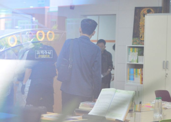 28일 흉기 난동 사건이 발생한 충북 청주의 한 고등학교에서 경찰이 현장을 살펴보고 있다. 이 사건으로 교직원 4명과 행인 1명이 부상을 입어 병원으로 옮겨졌다. /사진=뉴시스