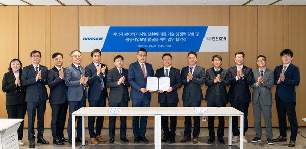 25일 분당두산타워에서 진행된&nbsp;‘에너지 분야 디지털 전환에 따른 기술 경쟁력 강화 및 공동사업 모델 발굴’&nbsp;업무협약식에서 두산에너빌리티 송용진 전략/혁신부문장(왼쪽&nbsp;7번째)과 한전KDN&nbsp;박상형 사장(왼쪽&nbsp;8번째)이 양사 관계자들과 기념사진을 촬영하고 있다.