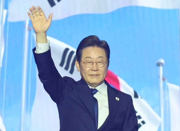 지난 27일 경기도 고양시 킨텍스에서 열린 더불어민주당 제21대 대통령 선거 후보자 선출을 위한 수도권·강원·제주 합동연설회에서 이재명 후보가 대선후보로 선출된 후 수락연설을 하기 전 손을 들어 인사하고 있다. /사진=뉴시스