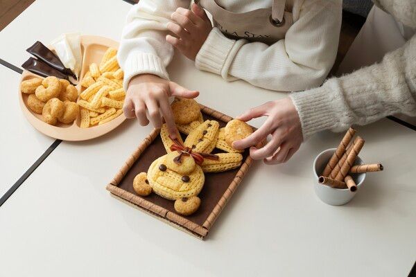 신라스테이가&nbsp;가정의&nbsp;달을&nbsp;맞아&nbsp;온&nbsp;가족이&nbsp;함께&nbsp;즐길&nbsp;수&nbsp;있는&nbsp;패키지를&nbsp;출시한다. 사진은 신라스테이&nbsp;‘시그니처&nbsp;베어&nbsp;DIY&nbsp;과자&nbsp;키트.