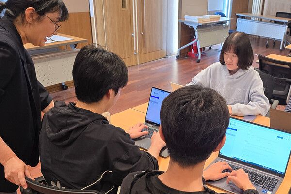 계명대학교 학생들이&nbsp;KT의 멀티&nbsp;AI&nbsp;플랫폼을 활용해 학습하는 모습 /KT 제공