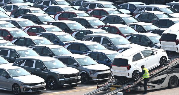 3일 경기도 평택항 자동차 전용부두 앞에 수출용 차량을 실은 카캐리어가 대기하고 있다. /사진=뉴시스