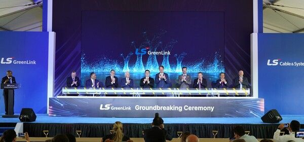 28일(현지시간) 버지니아주 체사피크시 LS그린링크 착공식에서 글렌 영킨 버지니아 주지사, 구본규 LS전선 대표, 릭 웨스트 체사피크 시장(오른쪽 5번째부터) 등 참석자들이 기념촬영을 하고 있다. [사진=LS전선](포인트경제)