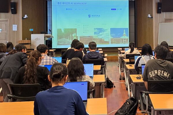 계명대학교 학생들이&nbsp;KT의 멀티&nbsp;AI&nbsp;플랫폼을 활용해 학습하는 모습 /KT 제공