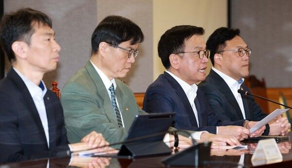최상목 경제부총리 겸 기획재정부 장관이 3일 서울 중구 은행회관에서 열린 '거시경제금융현안간담회'에서 모두발언을 하고 있다. 왼쪽부터 이복현 금융감독원장, 이창용 한국은행 총재, 최상목 경제부총리 겸 기획재정부 장관, 김병환 금융위원장.