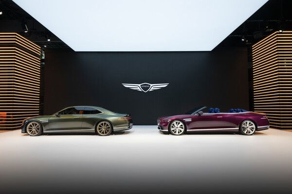 제네시스가 2025 서울모빌리티쇼에서 공개한 (왼쪽부터)엑스 그란 쿠페와 엑스 그란 컨버터블