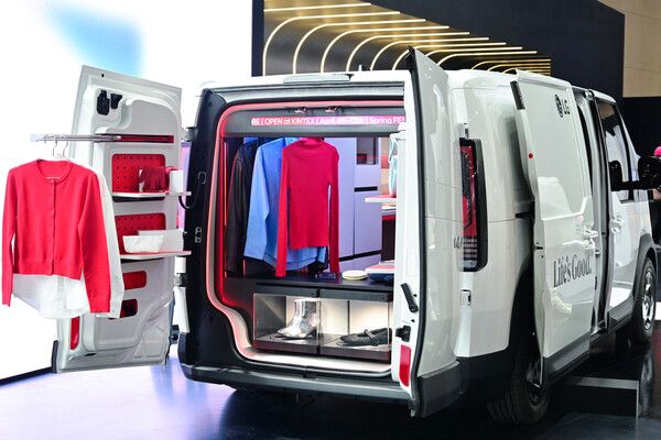 '슈필라움 스튜디오'는 LG전자 가전과 AI 허브 'LG 씽큐 온'을 탑재한 1인 사업가용 모빌리티로, 패션 브랜드 팝업 스토어 등 원하는 목적에 맞게 활용할 수 있다.