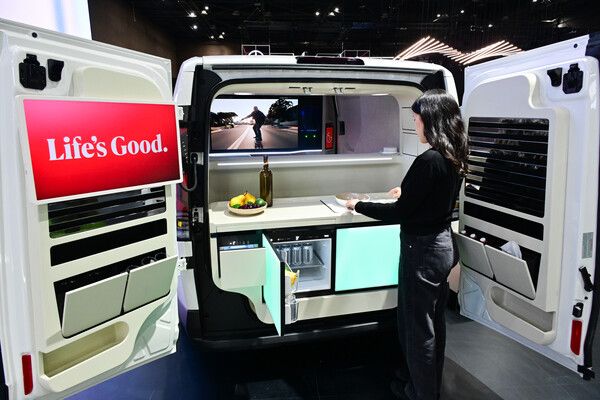 '슈필라움 글로우캐빈'은 LG전자의 냉장고∙와인셀러∙광파오븐 등 가전과 AI 허브 'LG 씽큐 온'을 탑재해 캠핑∙피크닉을 즐기는 고객에게 안성맞춤이다.