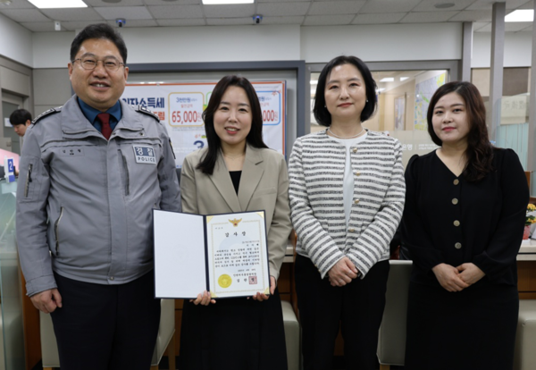 사진은 보이스피싱 피해를 예방한 Sh수협은행 주안지점 관계자들이 인천 미추홀경찰서로부터 감사장을 받고 기념촬영을 하는 모습. /Sh수협은행 제공