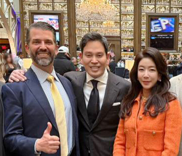 취임식 참석을 위해 지난 18일 워싱턴을 찾은 신세계그룹 정용진 회장(사진 가운데)이 트럼프 주니어(사진 왼쪽)와 만나 부인 한지희씨(사진 오른쪽)와 같이 사진을 찍고 있다.