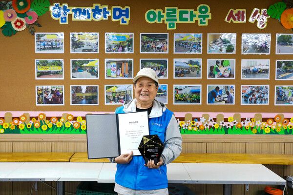 KT그룹 희망나눔재단은 올해 첫 희망나눔인상으로&nbsp;10년째 무료 급식 봉사활동을 이어가고 있는 이연희씨를 선정했다.