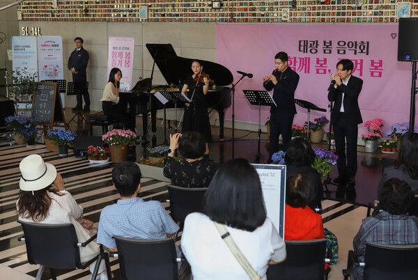 태광그룹이 개최한 '태광 봄 음악회 : 함께 봄, 즐겨봄' 행사가 30일 폐막했다. 이 행사는 지난 9일부터 매일 오후 12시 30분 서울 광화문 흥국생명빌딩 로비에서 진행됐다. 사진은 태광그룹 일주학술문화재단 장학생들로 구성된 '일주 오케스트라 1기' 단원들이 피날레 공연을 하는 모습. /태광그룹