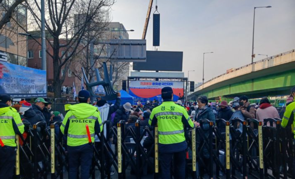윤석열 대통령 탄핵 심판 선고 기일인 4일 서울 용산구 한남동 대통령 관저 인근인 벤츠 매장 앞에 모인 탄핵반대 측 사람들 /사진=뉴시스