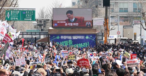 헌법재판소가 윤석열 대통령에 대한 탄핵을 선고한 가운데 4일 서울 종로구 안국역 인근에 설치된 전광판에 뉴스가 나오고 있다. /사진=뉴시스