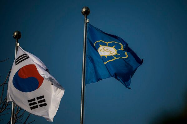 윤석열 전 대통령 파면으로 조기대선 준비가 착수된 가운데 7일 경기 과천시 중앙선거관리위원회에서 깃발이 펄럭이고 있다.