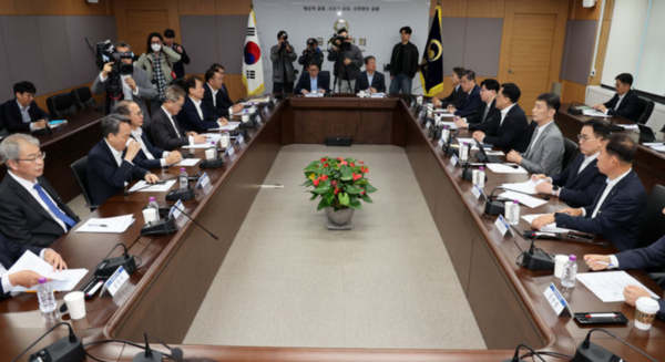 김병환 금융위원장이 7일 오전 서울 종로구 정부서울청사에서 금융상황 점검회의를 하고 있다. 이날 금융감독원장, 5대 금융지주회장, 정책금융·유관기관장, 금융협회장들이 참석했다. /사진=뉴시스