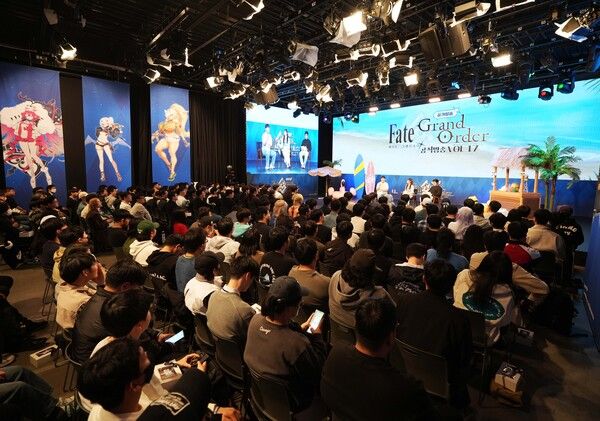 8일 열린 페이트/그랜드 오더 공식 방송에서 운영진이 이용자 질의에 답하고 있다.&nbsp;